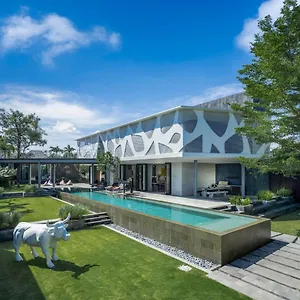 Issi Seminyak (Bali)