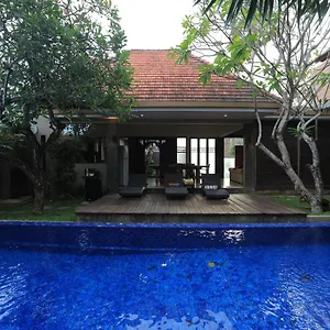 4 Bedroom With Pool In The Center Of *