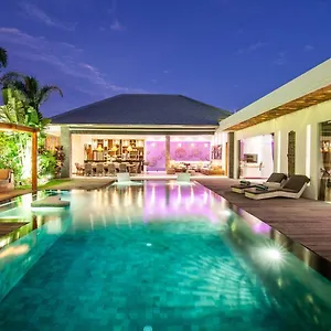 5 Bd With Outdoor Lounge In