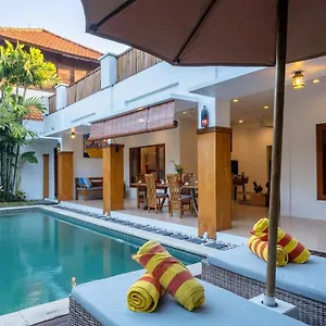Genta- Petitenget 2br Villa, Walk To Beach! Villa