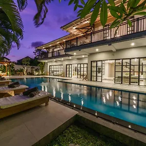 Okenada - Modern 5-bedroom Pool In Berawa!