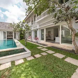 Beachside Colonial Elegance: 4br In