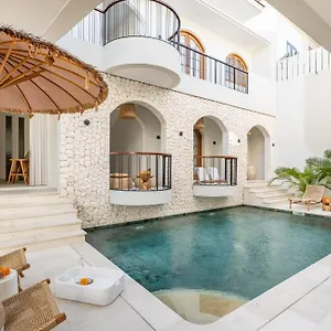 Azure Luxe Boutique In Canggu- Pool Side 1 Homestay