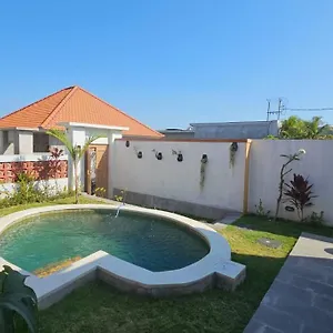 Sunny 2br With Pool