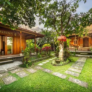 Tiis Garden Puri Villa *