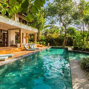 Villa 107 House 5 Bedrooms At Batu Belig Beach Canggu (Bali)