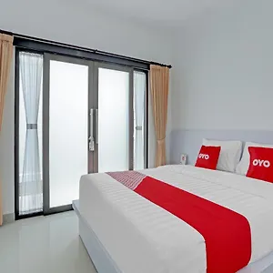 Oyo 90525 White Hotel 2*