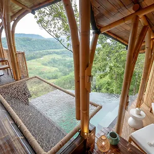 빌라 Cliffside Bamboo Treehouse With Heated Pool And View Bungbungan