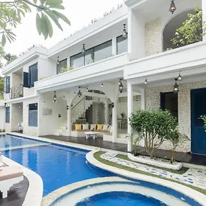 Tyche - Luxury In Near Villa