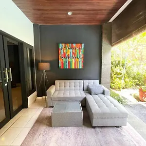 Lanikki 3 Bedrooms 4 Bathrooms Seminyak Holiday home *