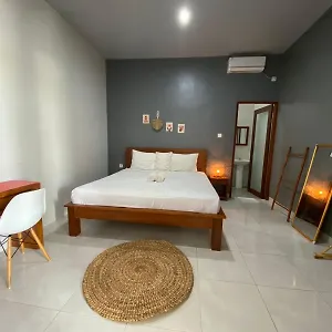 Tyana Private In Batu Bolong 21 Guest house *