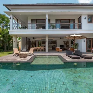 Lisy - Spacious 4br With Large Swimming Pool Munggu