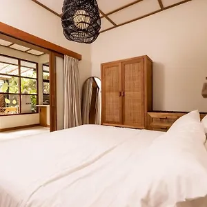 Mahira - Charming 1br With Living And Full Kitchen, Nestled In Quiet Jungle
