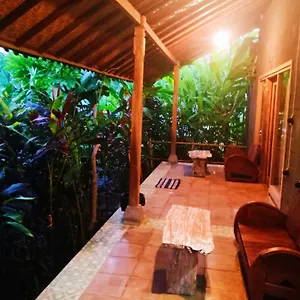 Umah Kayu 1-menjangan Guest house Banyuwedang