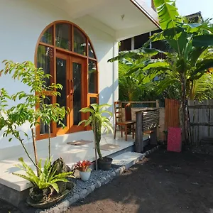 Friend House & Surf Guest house Airsatang