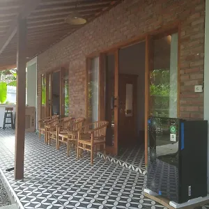 Guest house Umah Alpukat Mambal