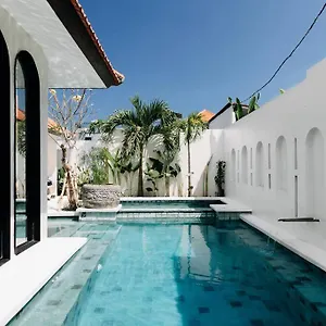 Design Walking Distance To Echo Beach! Villa