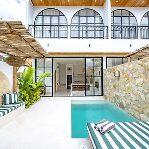 Ratu - Luxury Villa, Walk To Beaches Villa