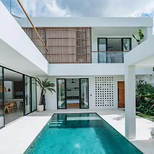 Villa New Canggu Rooftop, 3br Pool, Bathtubs & Luxe Balcony *