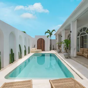 Villa Halle - Tropical Elegance 2br - Steps From The Munggu