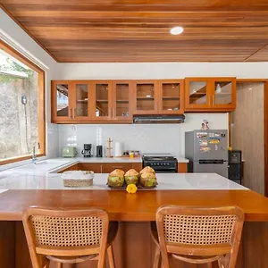 Casalola - 10 Min To Beach, Vast With Pool & Garden View Villa