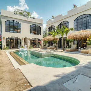 Coco Residential Living 1br Luxurious A8 Apartment