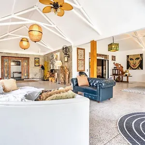 Modern Joglo In Canggu 5 Bedrooms Villa