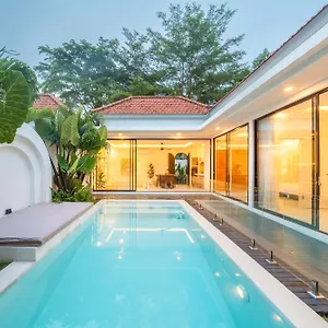 Dara Pererenan Denpasar (Bali)