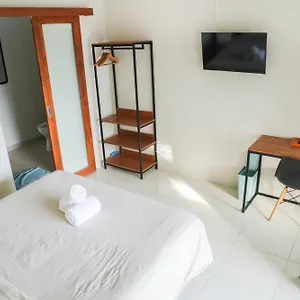 Greek House: W/desk + Shared Pool&kitchen /5 Canggu (Bali)