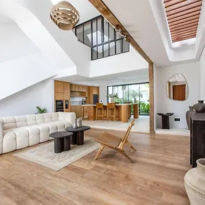 Stylish 2 Bedroom In Prime Location Villa *