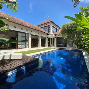 Villa Spacious In Petitenget Location