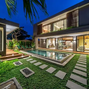 The Plaza 4br With Pool In Bali S Eat Street Villa *