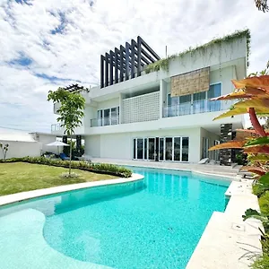 Blue Sky Cemagi Villa Dalung (Bali)