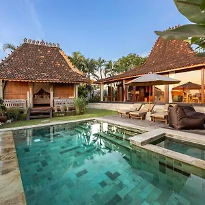 Charming 2br Wooden With Lush Garden Oasis By Santi Management