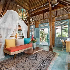 Villa Kampung Lestari *