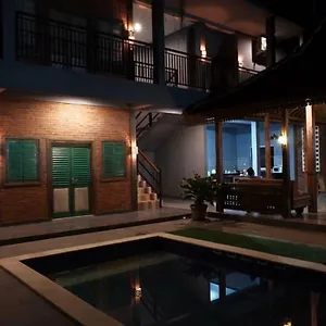 Kayu Tua Uluwatu (Bali)