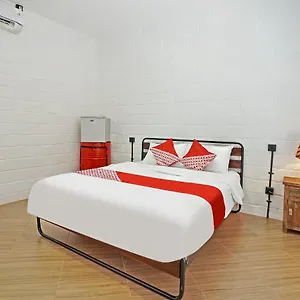 Oyo 90855 Teras Keong Canggu Hotel 2*