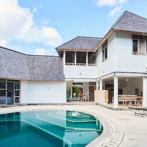 Stylish 2br With Pool, 5 Minute Walk To Perereran Beach *