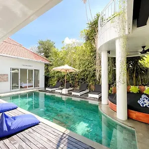 Tepi Pantai Villa