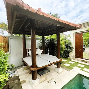 Large 4 Bedroom With Pool On Batu Bolong Holiday home