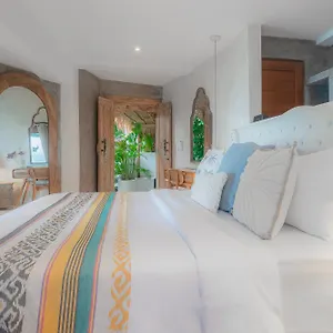 Mia Sari Beachfront Villa *