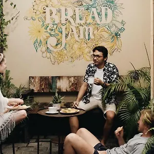 Hostel Bread And Jam *